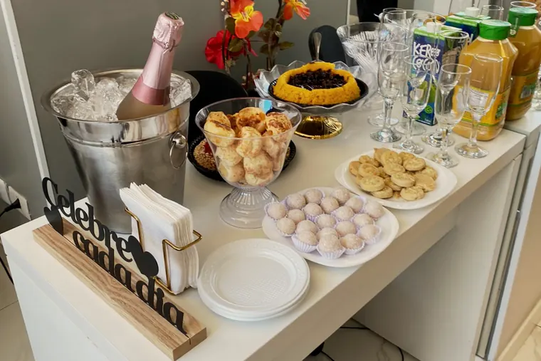 Mesa de coffee break montada no espaço onde acontece a imersão