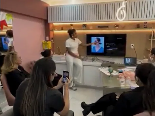 A Dra. Tatiane apresentando conteúdo de posicionamento para a turma, na clínica