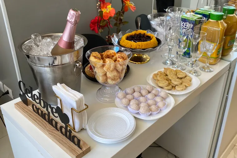 Mesa de coffee break montada no espaço onde acontece a mentoria